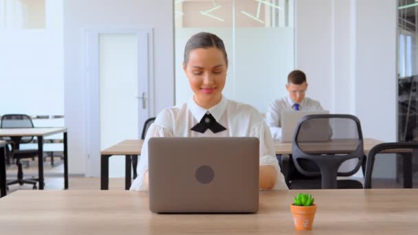 Gran emoción de la mujer mientras trabaja en el ordenador portátil — Vídeo de stock