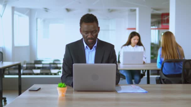 Afro-americanii sunt stresați după o muncă grea — Videoclip de stoc