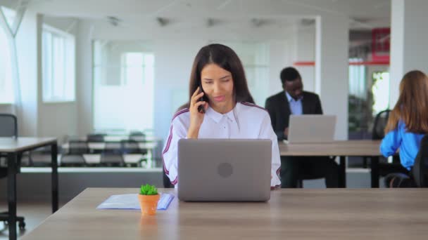 Una joven especialista trabajando en una laptop — Vídeos de Stock