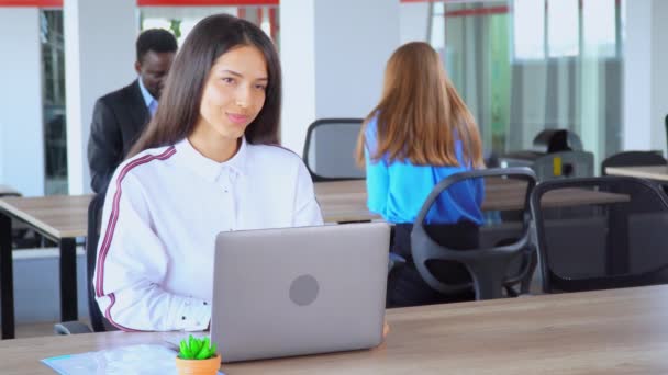 Junge Brünette zeigt wie im Büro — Stockvideo