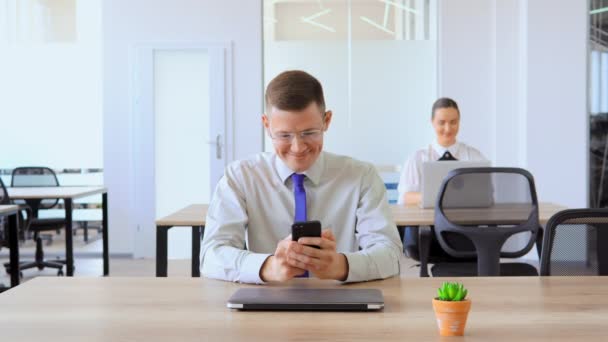 Skilled businessman enjoying typing message — Stock Video