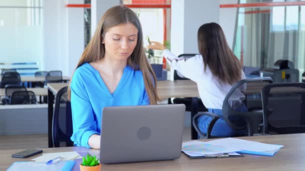 Geïrriteerde zakenvrouw heeft een migraine op de werkplek — Stockvideo