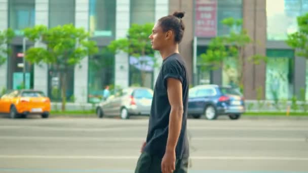 Occasionnel gars à la mode va dans la rue — Video