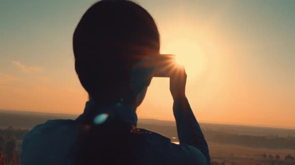 Menina tira uma foto de uma paisagem rural — Vídeo de Stock