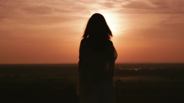 Silhouet meisje ontmoet zonsopgang op het platteland — Stockvideo