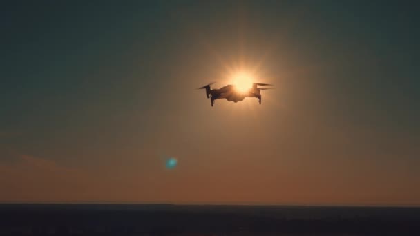 Drone vliegen bij zonsopgang — Stockvideo