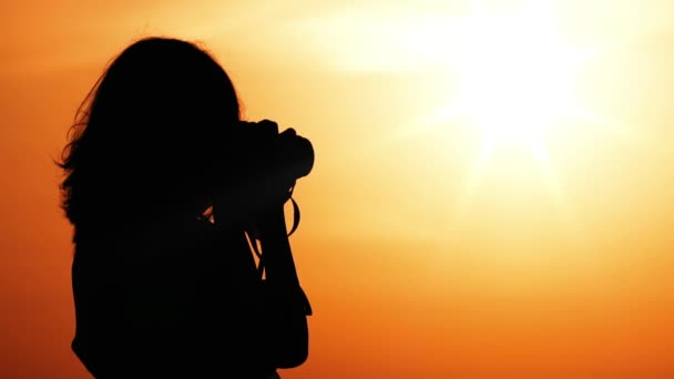 Vista trasera del fotógrafo toma una foto amanecer — Vídeo de stock