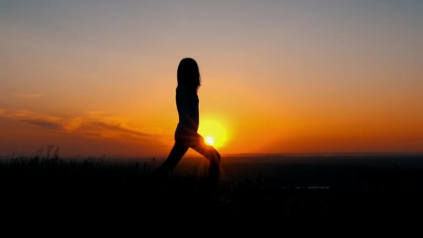Silhouette Sportlerin beim Asana in den frühen Morgenstunden — Stockvideo