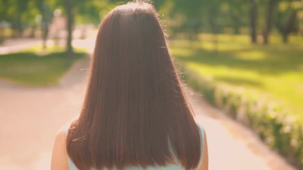 Mujer irreconocible camina en el parque — Vídeo de stock