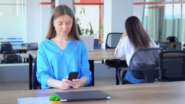 Femme d'affaires utilisant un téléphone intelligent sur le lieu de travail — Video