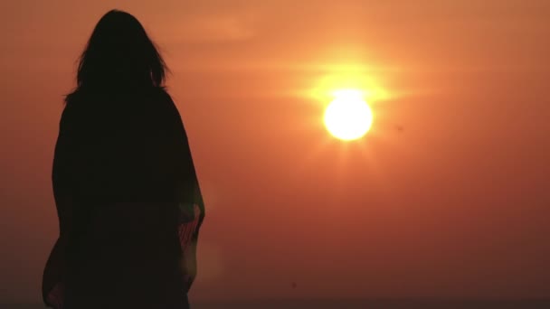 Silhouet meisje buiten hemel met rijzende zon — Stockvideo