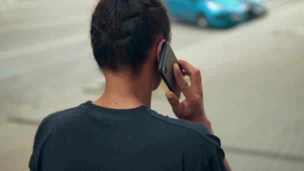 Mann mit mobilen Spaziergängen in Stadt unkenntlich gemacht — Stockvideo