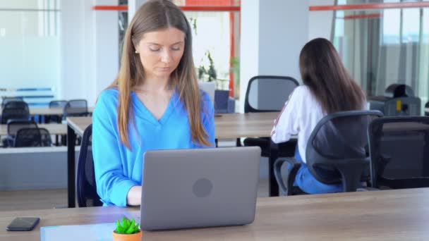 Mujer de negocios tiene dolor de cabeza en el lugar de trabajo — Vídeo de stock