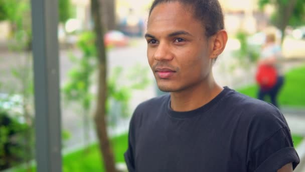 Porträtt Mixed Race man dricksvatten utomhus — Stockvideo