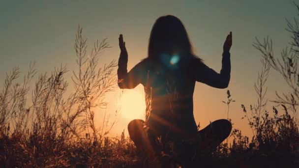 Chica sentada en yoga pose haciendo ejercicios al amanecer — Vídeos de Stock