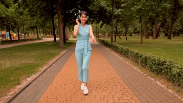 Chica caminando y bailando en el parque de verano — Vídeos de Stock