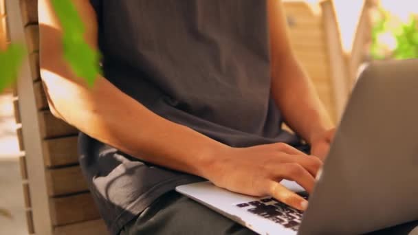 Primer plano masculino que trabaja usando el ordenador portátil al aire libre — Vídeo de stock