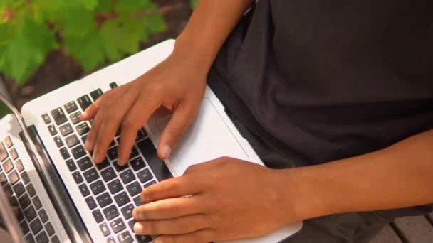 Detalles primer plano hombre escribiendo en el ordenador al aire libre — Vídeo de stock