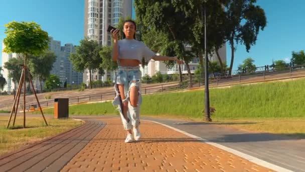 Sorridenti millennials gara mista passeggiare all'aperto parlando utilizzando app su sfondo paesaggio urbano smartphone — Video Stock