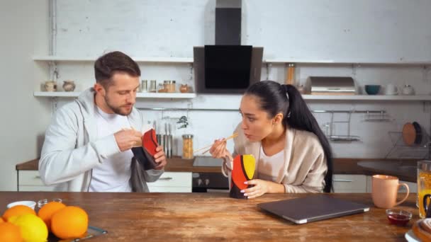 Paar isst zu Hause zu Abend — Stockvideo