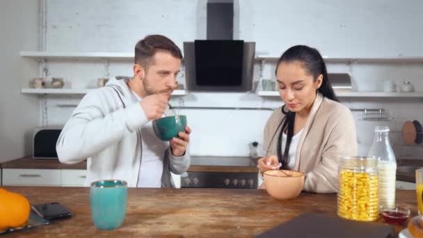 Paar genießt Morgen in der Küche — Stockvideo