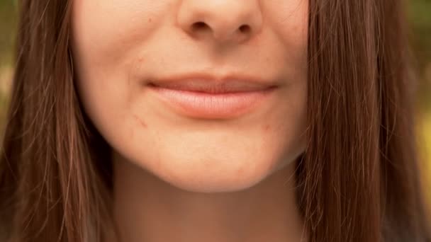 Крупним планом дівчата губи посміхаються — стокове відео