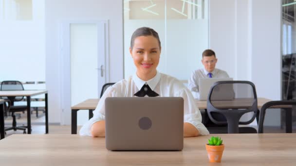 Empleada que trabaja en una oficina moderna — Vídeo de stock