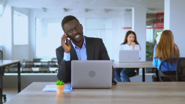 Pohledný muž kancelář komunikace zaměstnanců telefonicky na pracovišti — Stock video