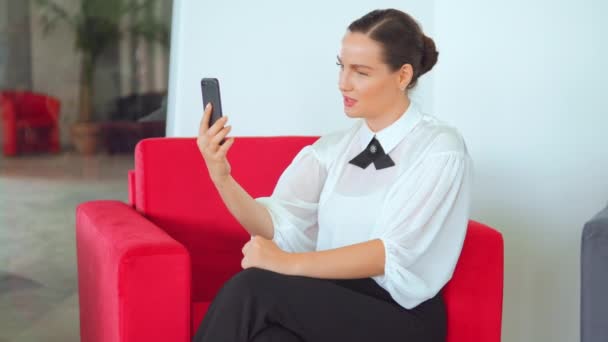 Доросла бізнес-леді має відеодзвінок в приміщенні — стокове відео