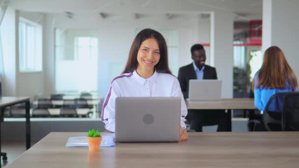 Jovem gerente mostra como no espaço aberto trabalhador de escritório na empresa start up — Vídeo de Stock