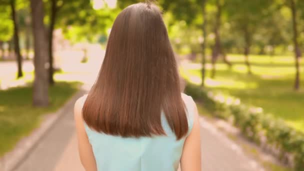 백 뷰 클로즈업 여자 거리 도시 공원 여름 야외에서 걷는 전화로 이야기 — 비디오
