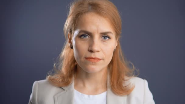 Close-up gezicht redhead vrouw heeft hoofdpijn — Stockvideo
