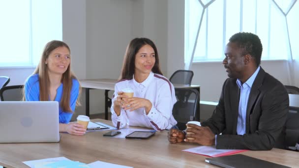 Geschäftsleute arbeiten im Team im Büro — Stockvideo