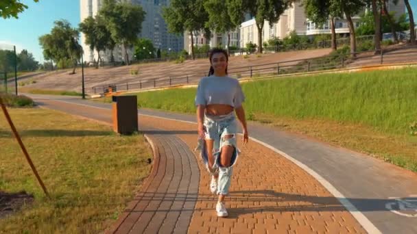 Sorridente razza mista femminile passeggiata all'aperto paesaggio urbano sfondo luce del sole — Video Stock