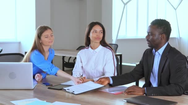 Menschen unterzeichnen Dokumente im Amt — Stockvideo