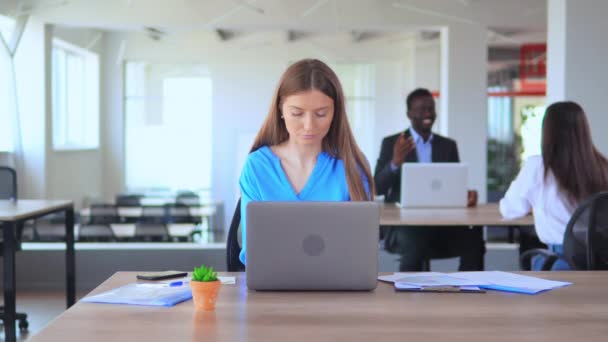 Mladý manažer se nemůže soustředit v otevřeném prostoru kanceláře v podniku Start up Company — Stock video