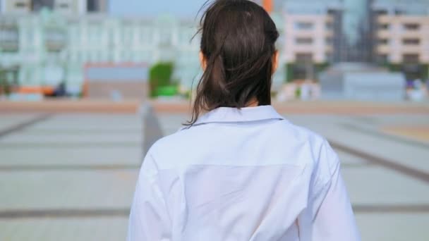 Задний макро женщина гуляет на открытом воздухе городской фон — стоковое видео