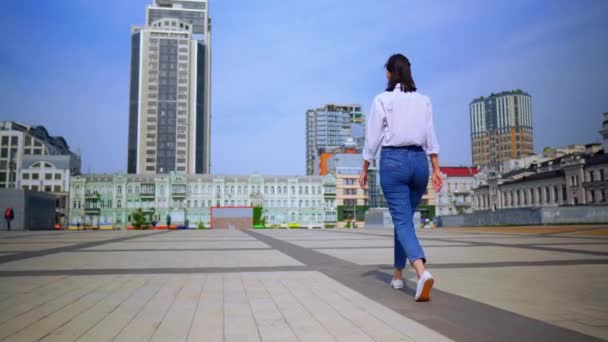 Back view mulher casual caminha na cidade moderna temporada de verão — Vídeo de Stock