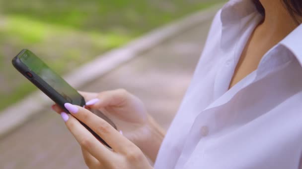 B rolar menina segurando smartphone com tela sensível ao toque compartilhamento de fotos com amigos — Vídeo de Stock