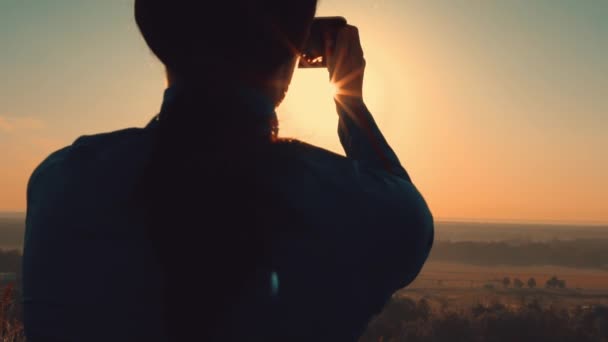 Fêmea usando móvel atirar paisagem ao ar livre câmera lenta — Vídeo de Stock