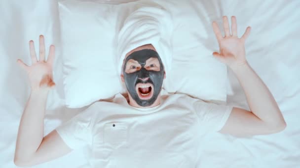 Mannelijke portret met masker op gezicht in appartement — Stockvideo