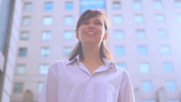 Giovane donna d'affari cammina nella città moderna — Video Stock