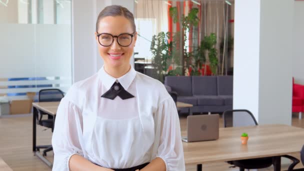 Entreprenør i briller ler på kontoret – stockvideo
