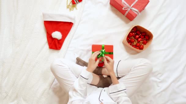 Person holding christmas gift at home — Stock Video