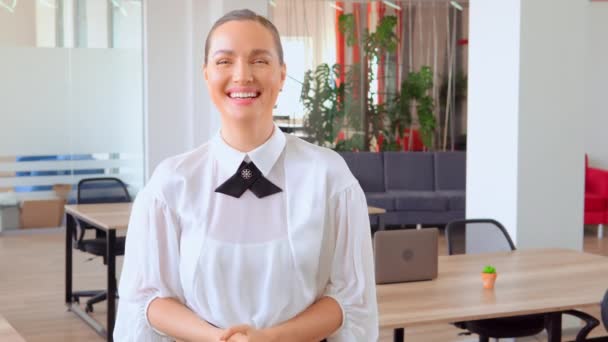 Ofiste gülümseyen neşeli girişimci — Stok video