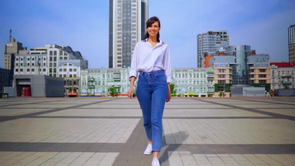 Mujer alegre camina en la ciudad moderna temporada de verano — Vídeos de Stock