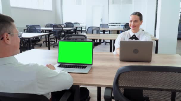 Manager professionisti adulti che chattano squadra felice al lavoro — Video Stock