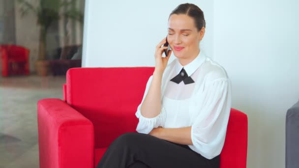 Femeie de afaceri adult are negocieri telefonice în interior — Videoclip de stoc