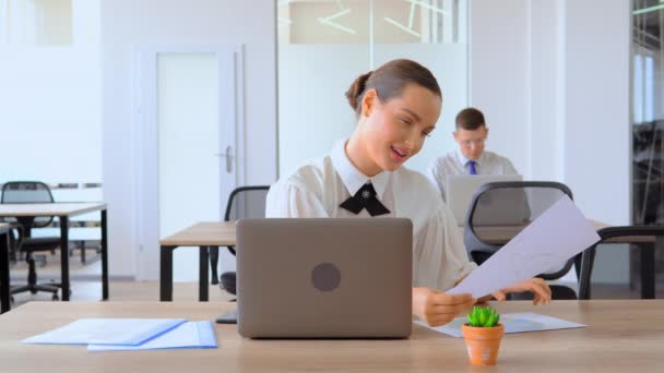 Ritratto donna d'affari sul posto di lavoro concetto multitasking — Video Stock
