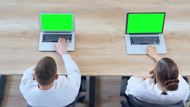 Vista superior colegas de trabalho sentados na mesa usando laptop anel até clientes — Vídeo de Stock